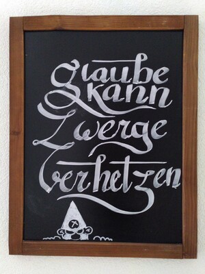 Schiefertafel “Glaube kann Zwerge verhetzen”